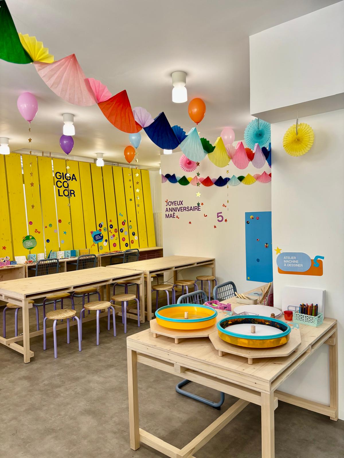 L’espace GIGACOLOR décoré pour un anniversaire : guirlandes, ballons et ateliers prêts