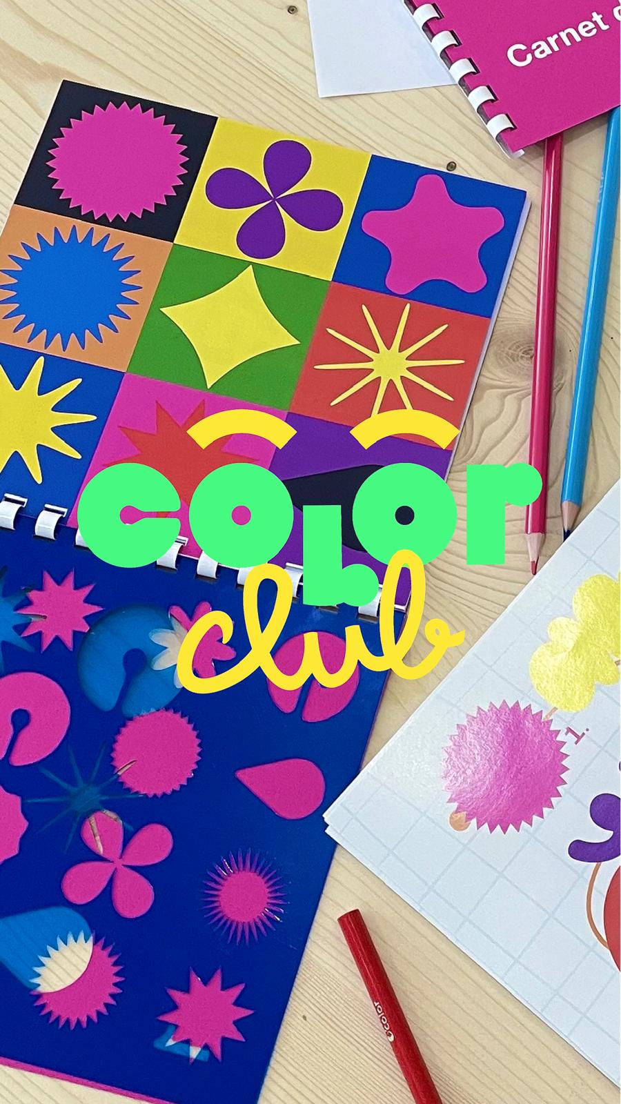 Le carnet « Color club » de GIGACOLOR, couverture à formes colorées, crayons posés sur la table d’atelier