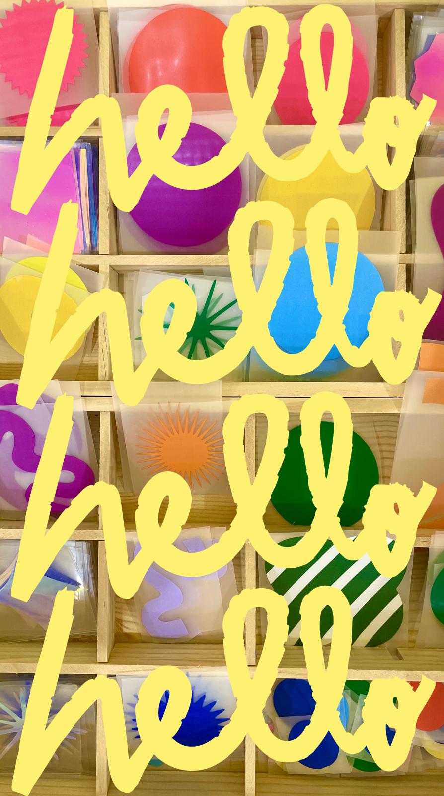 Le mur « hello » de GIGACOLOR : lettres jaunes sur des casiers remplis de ballons colorés