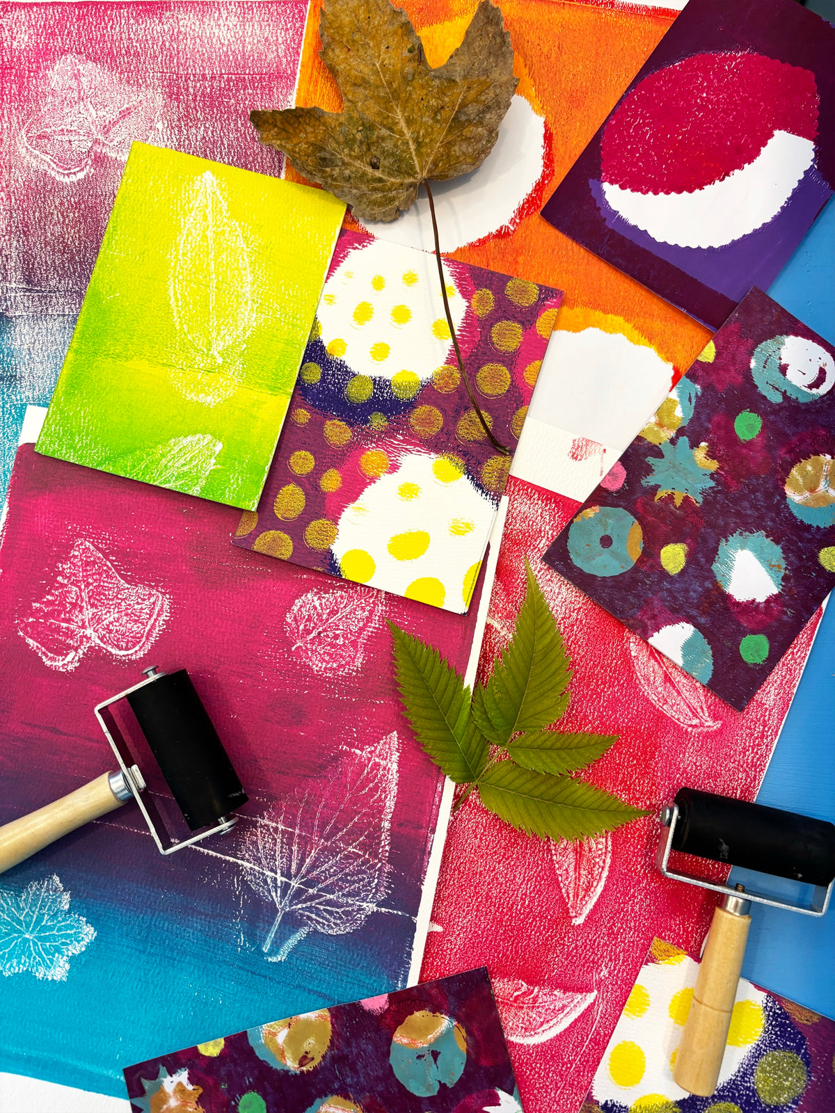 Atelier art plastique d’automne : empreintes de feuilles imprimées au rouleau sur papiers colorés