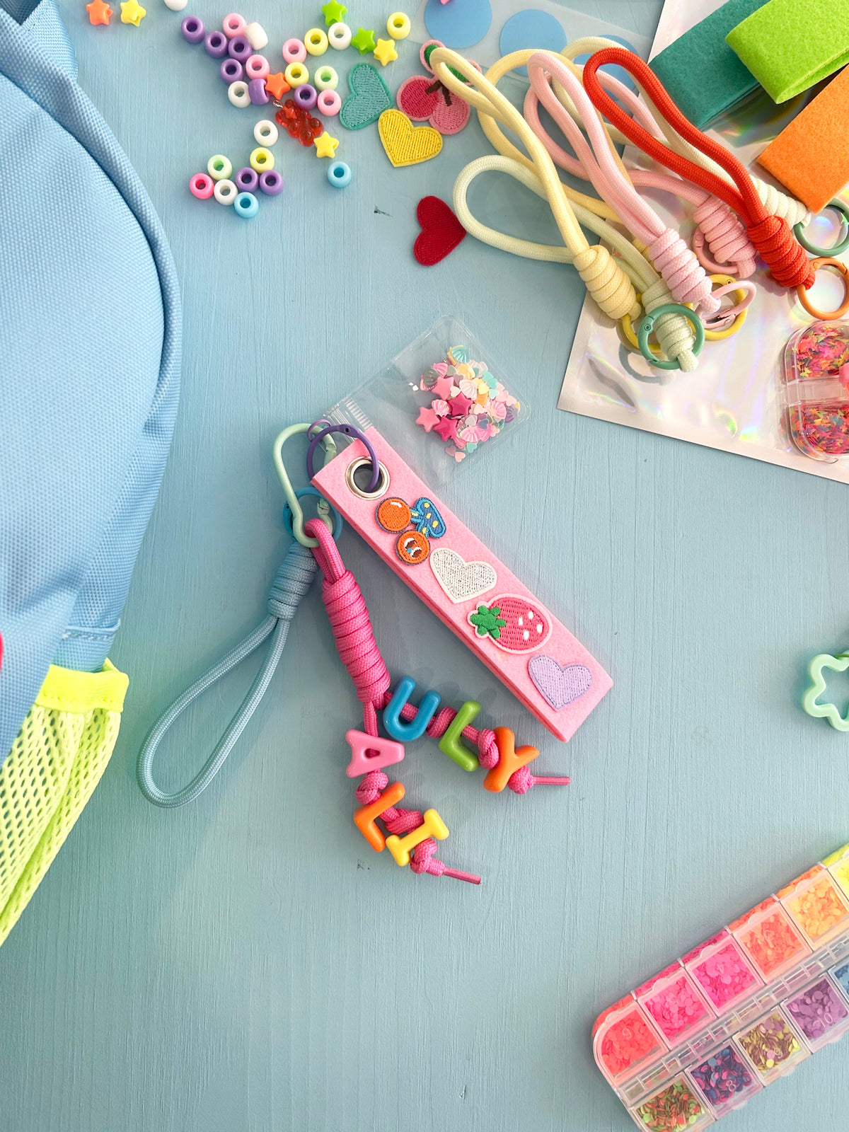 Atelier Fabrique ton grigri : porte-clés personnalisé avec perles, breloques et lettres
