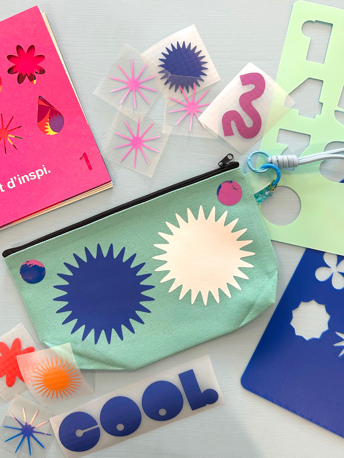 Atelier Fabrique ta pochette : pochette customisée de soleils en flex, pochoirs et carnet d’inspiration