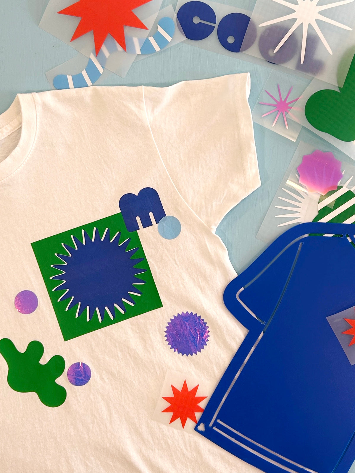 Atelier Fabrique ton t-shirt : t-shirt blanc décoré de formes en flex colorées